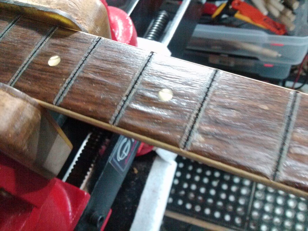 Diapasón dañado - Restauración de Guitarra Gibson SG