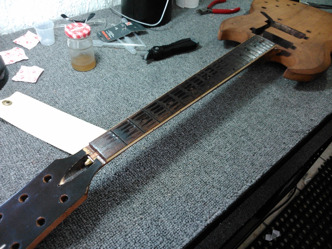 Pegado del diapasón - restauración de guitarra Gibson SG