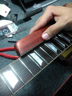 Suavizado de trastes - Restauración de guitarra Gibson SG
