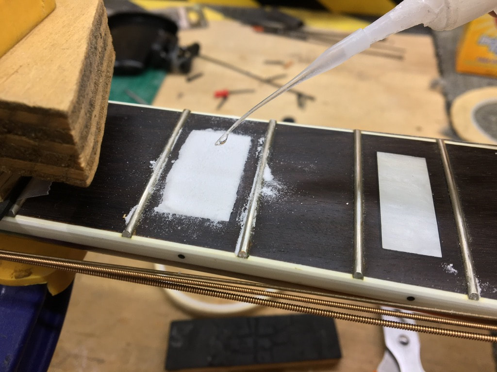 Foto de diapasón de guitarra acústica en reparación