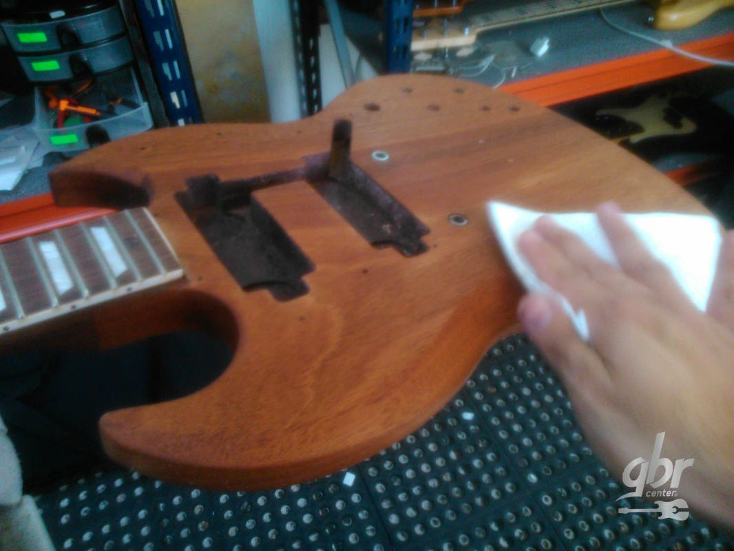 Pintura de Guitarra Gibson SG - Limpieza con naphta