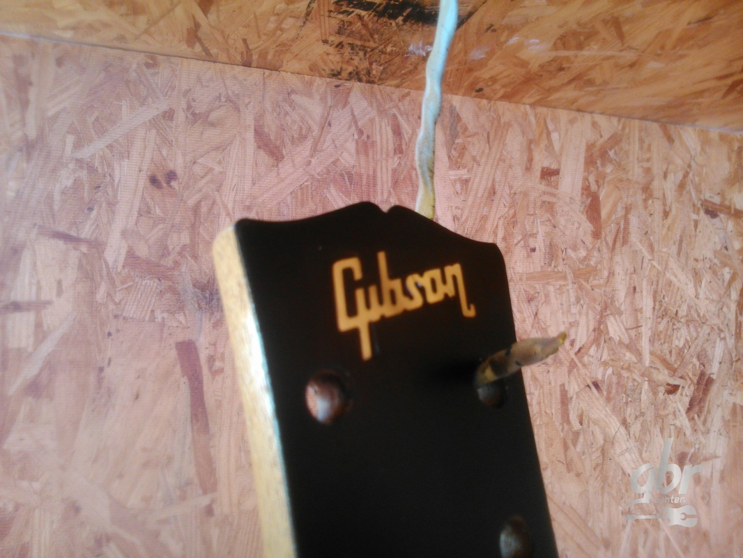 Pintura de Guitarra Gibson SG - Logo Gibson en dorado