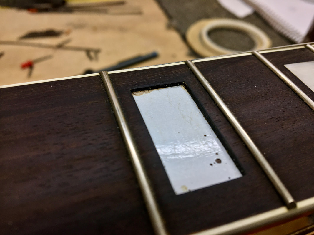 Foto de cavidad para incrustación en diapasón de guitarra acústica